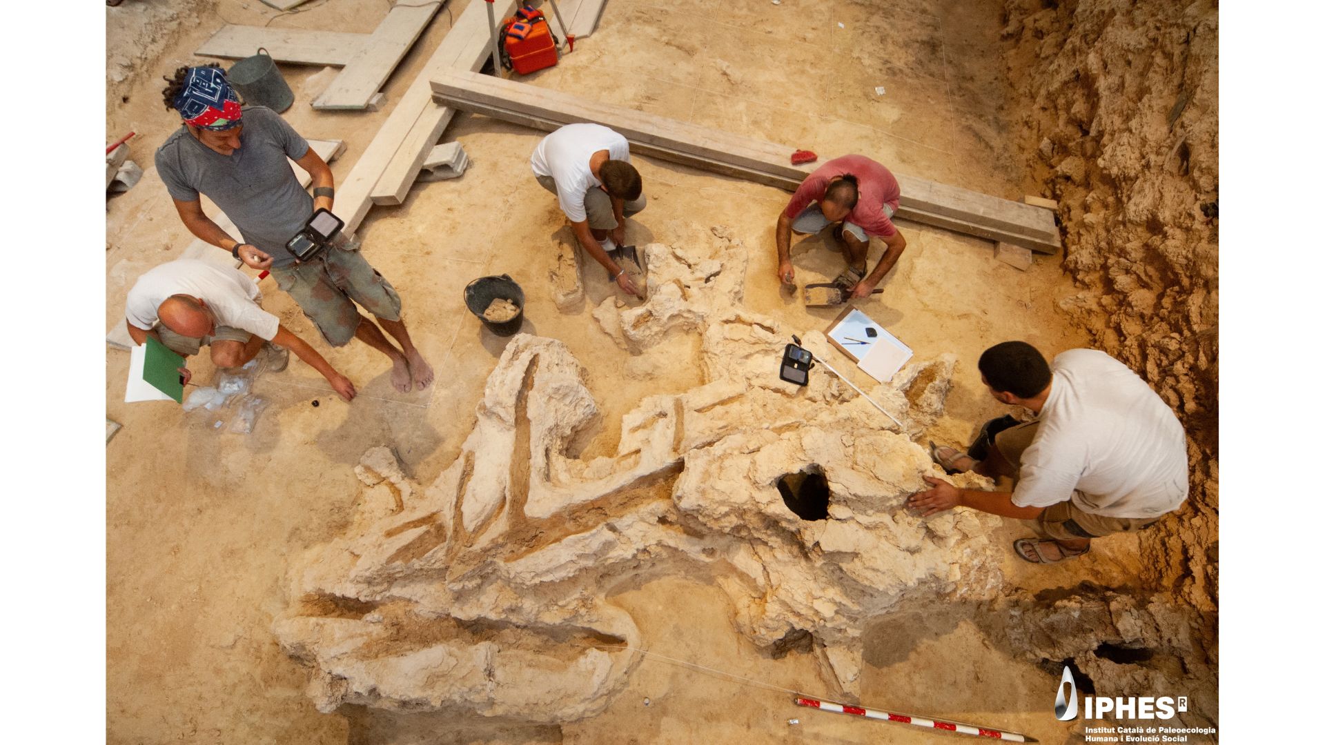 Trabajo de dibujo y registro durante la excavación del objeto de madera en el Abric Romaní. Autoría: Gerard Campeny / IPHES-CERCA
