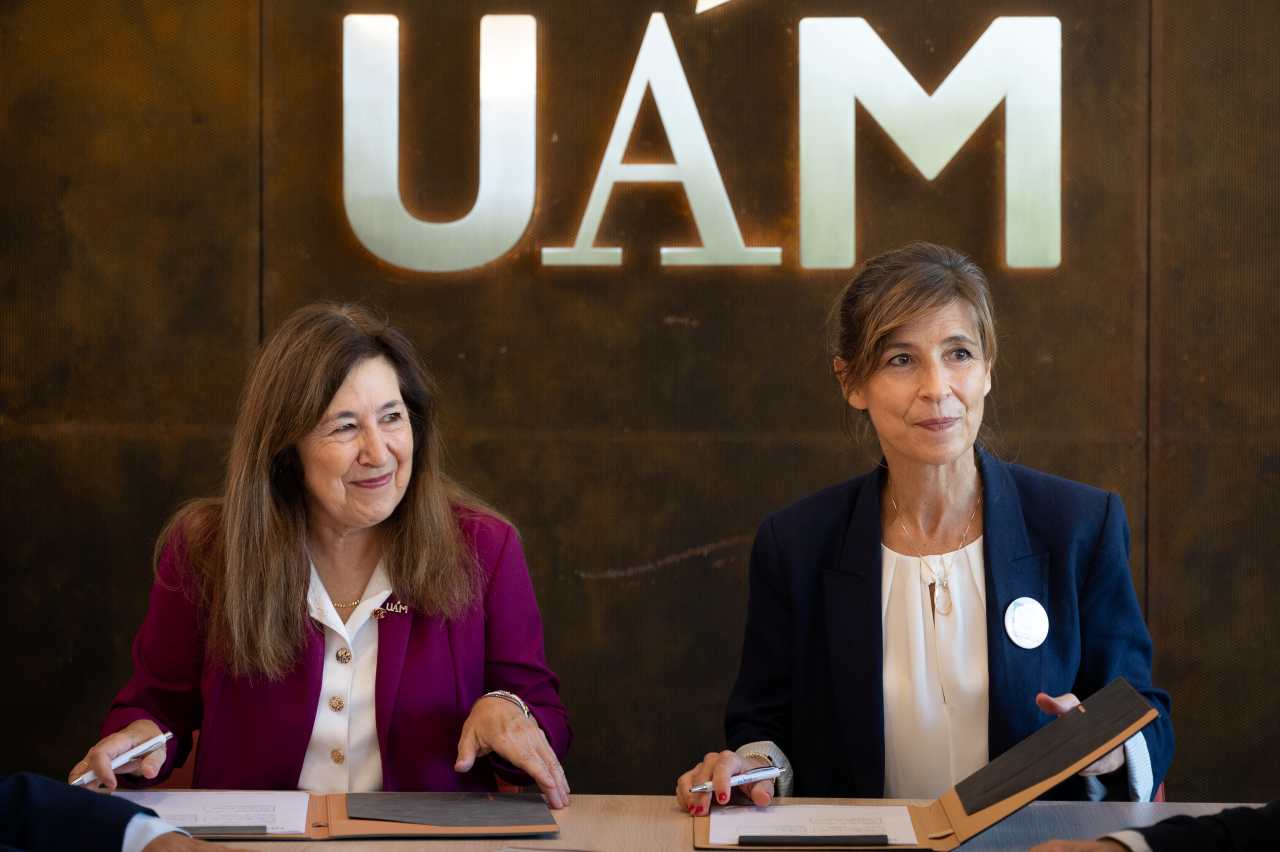 La rectora Amaya Mendikoetxea y la presidenta de CRIS Contra el Cáncer, Lola Manterola durante la firma del convenio.