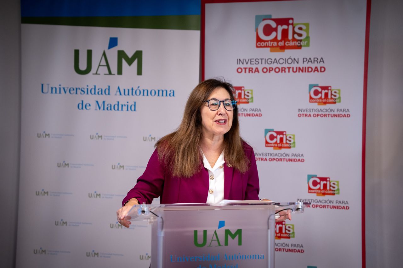 La rectora Amaya Mendikoetxea y la presidenta de CRIS Contra el Cáncer, Lola Manterola durante la firma del convenio.