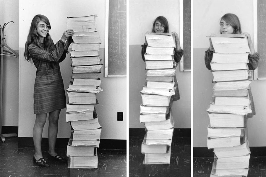 Margaret Hamilton junto al código impreso del Apolo 11.
