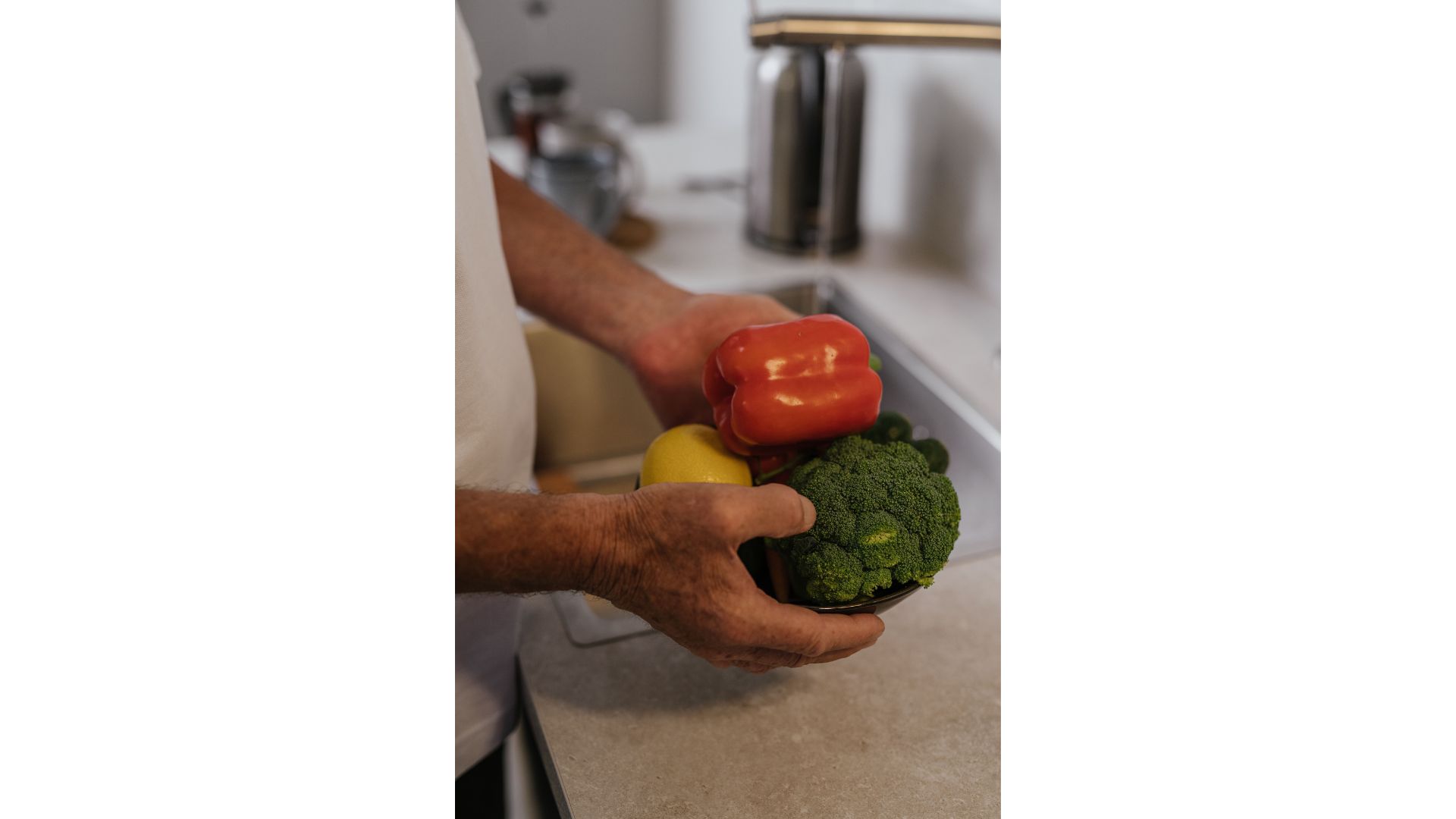 Una alimentación saludable durante la mediana edad podría estar relacionada con una mejor audición en etapas posteriores de la vida. / SHVETS production-Pexels