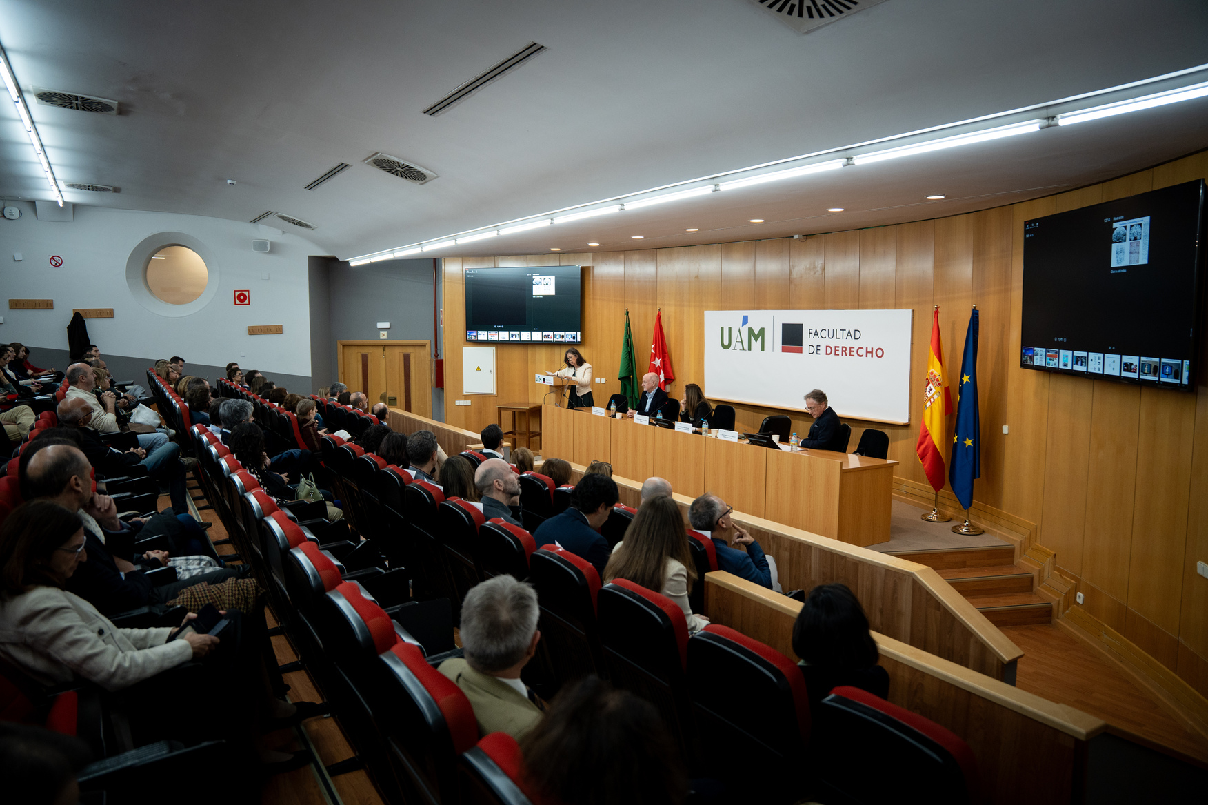 La decana de la Facultad de Derecho, Mercedes Pérez Manzano, durante su intervención en la XIV Conferencia Tomás y Valiente. / UAM
