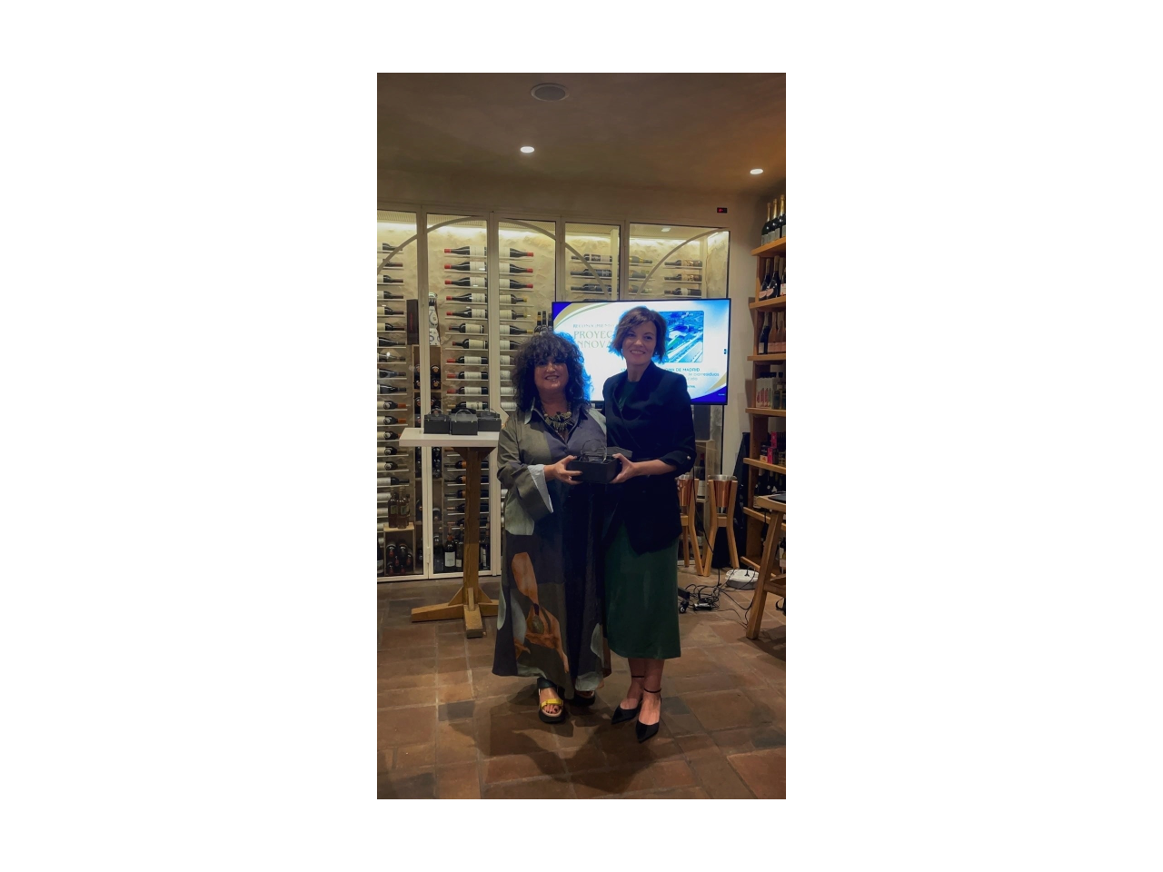 dos mujeres mostrando premio