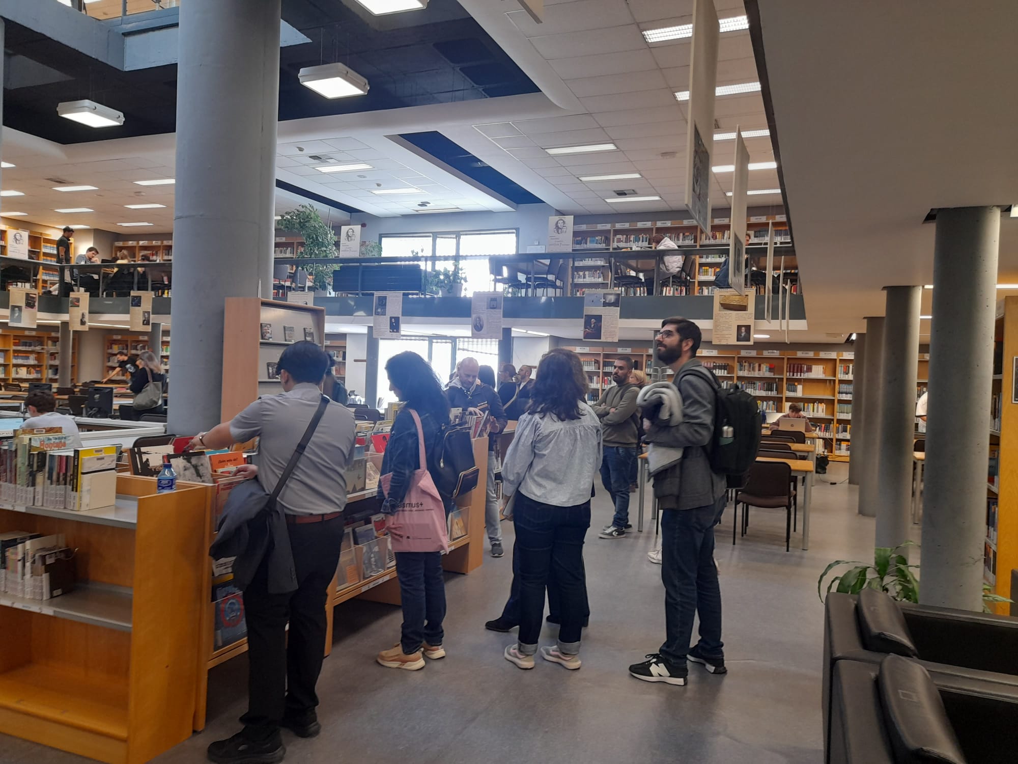 Imagen de los miembros de la Staff Week en la Biblioteca Politécnica.