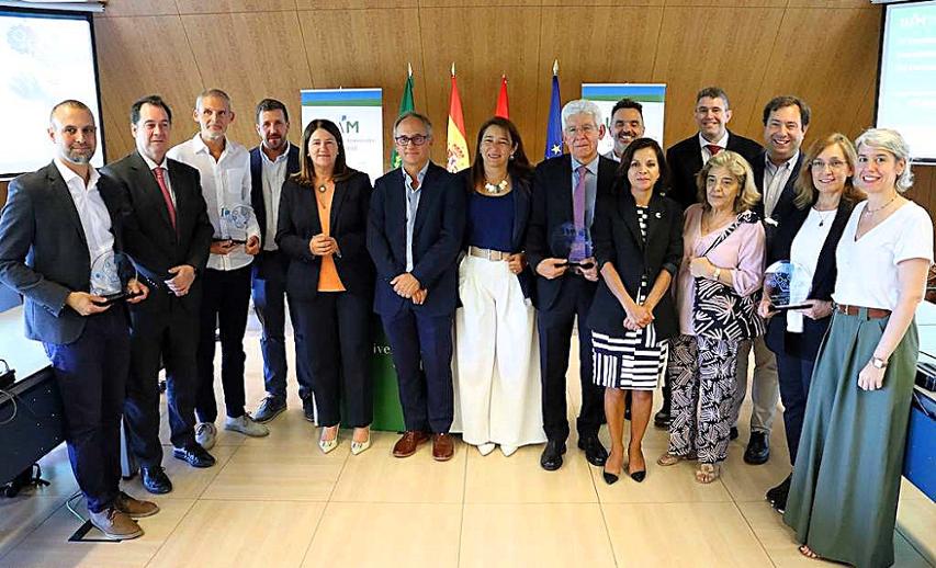 Foto de familia de los premiados en la IV edición de los Premios UAM de Innovación y Transferencia del Conocimiento junto a las autoridades. / UAM
