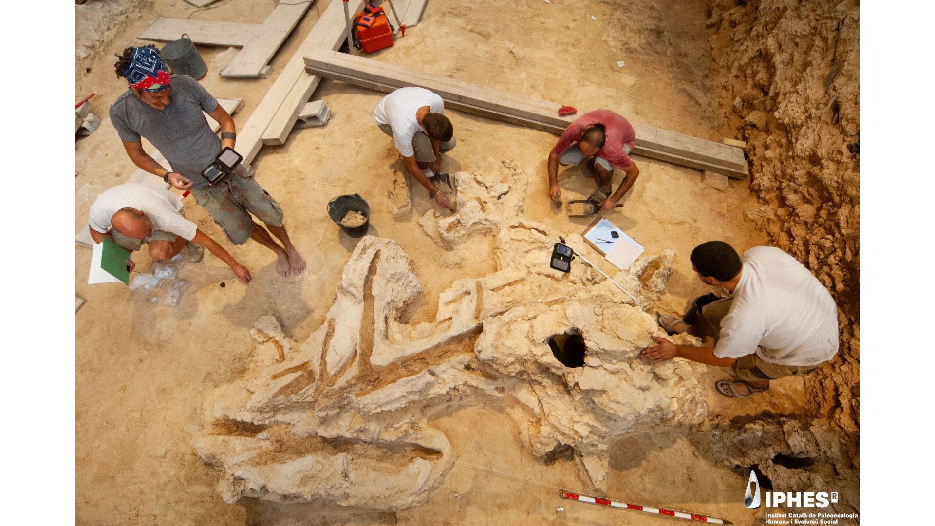 Trabajo de dibujo y registro durante la excavación del objeto de madera en el Abric Romaní. Autoría: Gerard Campeny / IPHES-CERCA