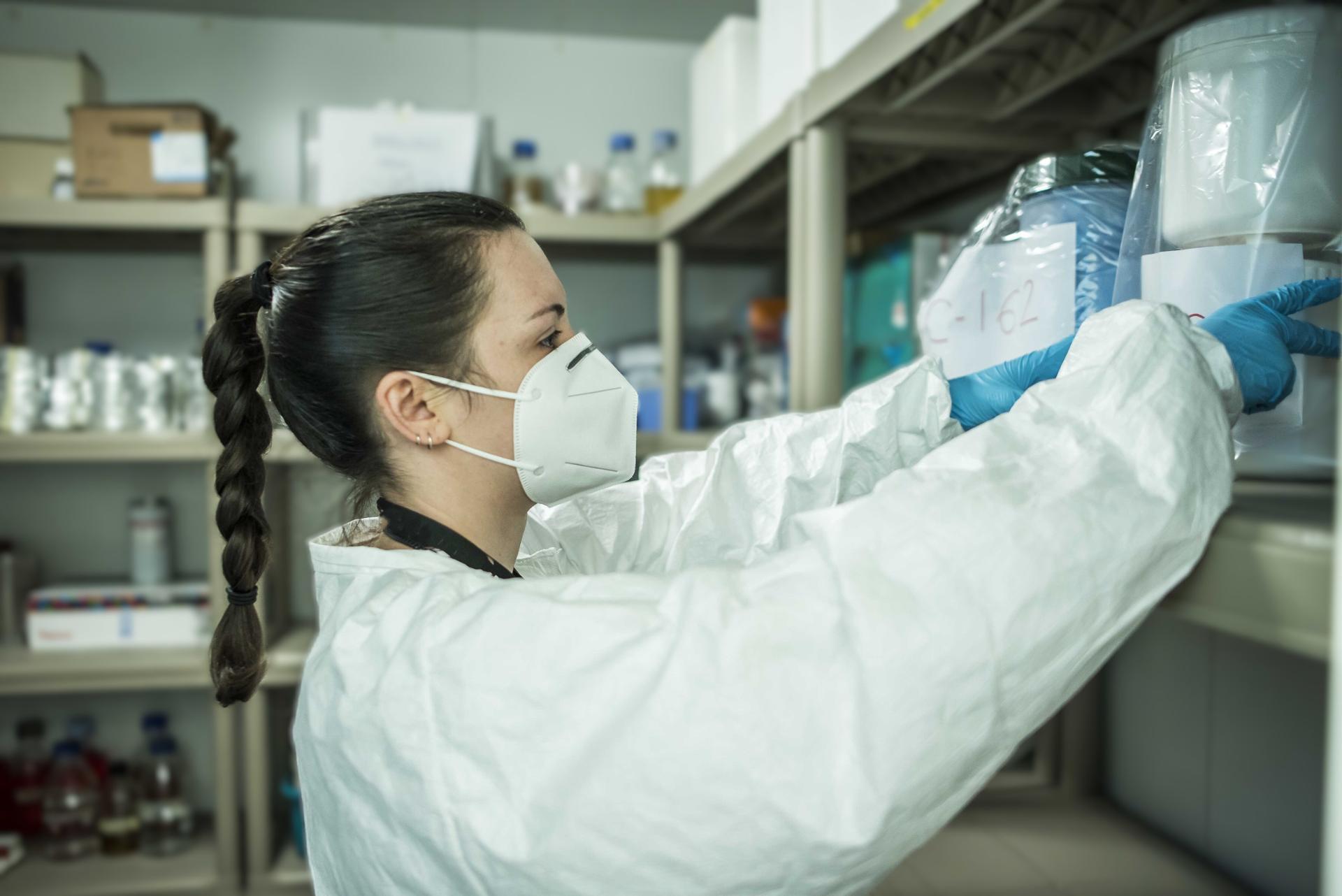 Una investigadora de la UAM, mientras realiza su trabajo en un laboratorio. / UAM